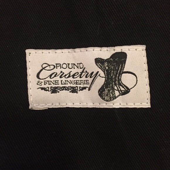 Red satin corset size 24 - Picture 8 of 9